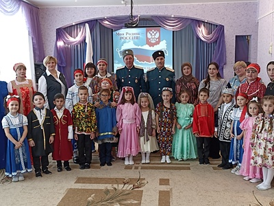 Участники и приглашенные гости на развлечении "Дружба народов"