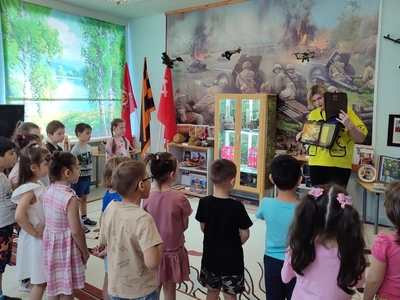 Знакомство с экспонатами музея в уголке боевой славы