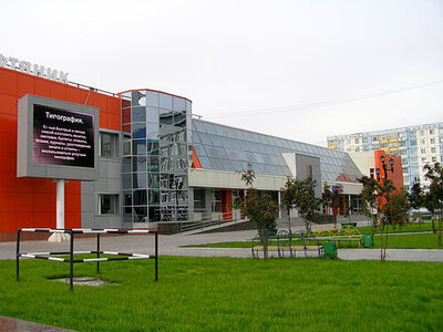  Дворец культуры «Нефтяник» в Радужном был создан в январе 1991 года как структурное подразделение объединения «Варьеганефтегаз». Такое решение приняли для организации и развития культурного досуга, а также творческого потенциала горожан