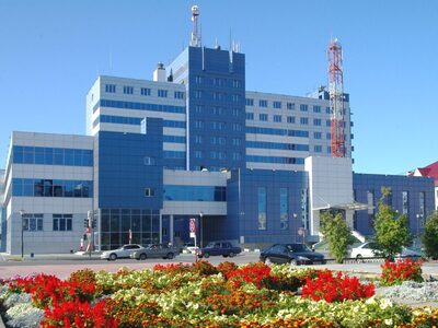 Общественно-деловой центр "АганГрад". Здание Аганград — самое высокое в городе, его видно из всех частей Радужного, строительство останавливалось на 10 лет, в итоге завершилось в 2006 году.

Народное название — китайская гостиница. В Аганграде открыта гостиница, почта, парикмахерская, аптека, оптика, различные магазины.