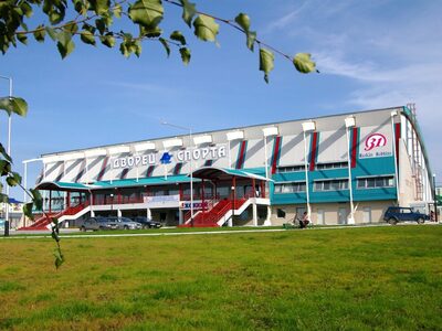 Ледовый дворец. Если вы любите кататься на коньках, обязательно посетите массовое катание во Дворце спорта в Радужном. Сделать это можно в вечером в будние дни или же в выходной день. Именно в этот период каток открыт для всех желающих. В распоряжении посетителей раздевалки и прокат инвентаря.

В остальное время на базе спортивного учреждения куют будущих звезд спорта. Хоккей и фигурное катание – вот основные направления, по которым работают тренеры. 