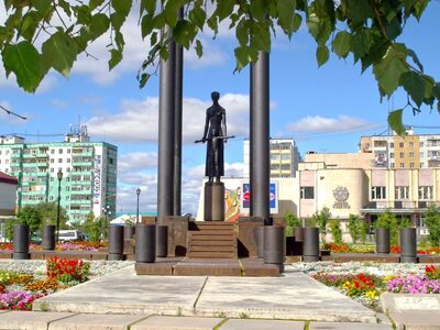 Мемориал "Связь поколений". Монумент установили в 1995 году в центральной части Радужного у ДК «Нефтяник». Памятник стал символом преемственности поколений, посвящен тем, кто посвятил всю свою жизнь этому городу.

Интересный факт: у подножия памятника заложена капсула времени, это послание будущим поколениям откроют в 2045 году.