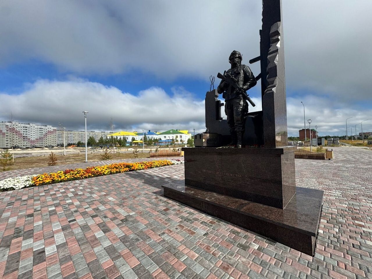  Памятник «Верным сынам Отечества» появился на аллее Славы в Радужном в 2025 году благодаря реализации народной программы «Единой России» – «Карты развития Югры». 

Монумент посвящён героям Отечества, которые своей доблестью и преданностью служили Родине на полях сражений, кто на протяжении всей истории защищал и сегодня защищает независимость и мир страны. Памятник представляет собой авторскую бронзовую скульптуру военнослужащего с винтовкой на обломках разрушенного здания. Его общая высота вместе с гранитным постаментом составляет почти 6 метров.