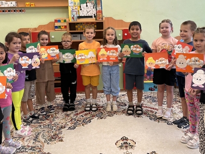 С днем пожилых людей! Подготовительная группа 7 «Колокольчик» изготовили открытки для бабушек и дедушек! И оформили выставку рисунков.